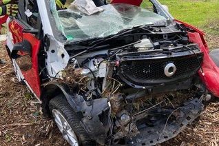 Die Feuerwehr schnitt das Dach ab, um die Frau zu befreien. Foto: Polizei