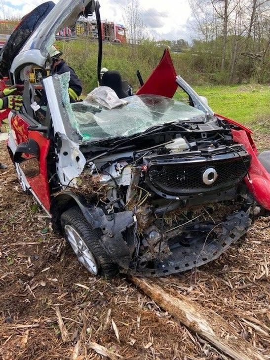 Die Feuerwehr schnitt das Dach ab, um die Frau zu befreien. Foto: Polizei
