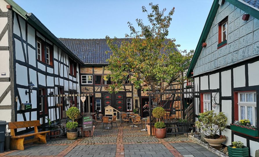 Ob Kurzurlaub, Rast bei einer Wanderung oder Sonntagsausflug mit der Familie: Der 235 Jahre alte Ferienhof Schmickerath in Woffelsbach ist ein tolles Ziel.