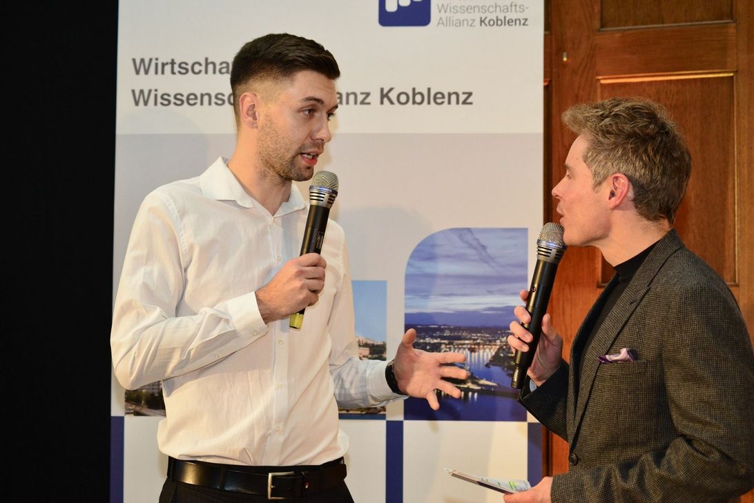 Bei der Preisverleihung in Koblenz legte Marcel Rouven Obry (l.) seine Master-Thesis zu Touristenausfahrten auf dem Nürburgring dar. Foto: Timo M. Kessler