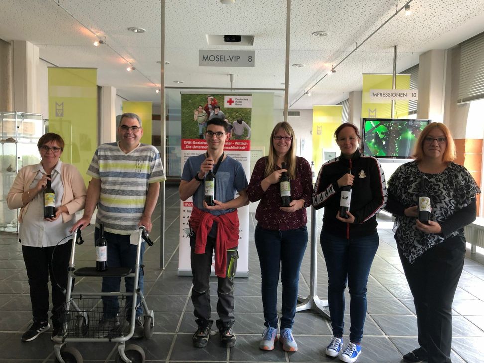 Frauenbeauftragte Nadine Mendgen mit der Flasche von Jutta Funk (nicht auf dem Bild), Matthias Simon, Tobias Mettler, Janina Scharmentke, Christina Lejeune und Michaela Kriechel. Foto: J. Urban