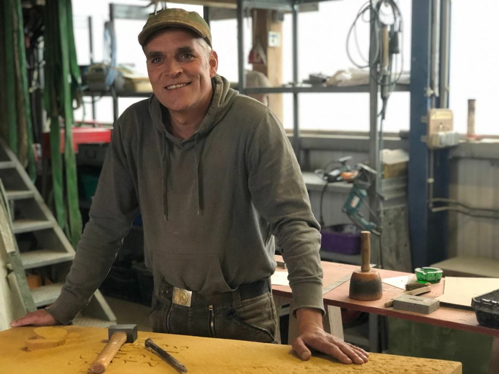 Steinmetz-Meister Henning Wirtz in seiner Werkstatt in Trierweiler. Hier entstehen Grabsteine nach seinen Entwürfen. Jeder ist ein Unikat mit sehr persönlichen Bezügen.	Foto: Sybille Schönhofen, Video: Juliane Urban