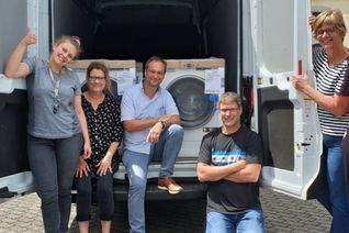 70 neue Waschmaschinen und rund 30 gebrauchte Trockner, Kühlschränke und Waschmaschinen sowie viele weitere unbürokratische Hilfen konnten durch die von Pater Andreas Müller von den Vinzentinern (Foto oben: 3.v.r) gesammelten Spendengelder den betroffenen Familien ausgehändigt werden. Die vielen Helfer sorgten für die Verteilung der Sach- und Essenspenden halfen bei der Müllbeseitigung und standen immer wieder auch als Ansprechpartner zur Verfügung. Anwohner Stefan Ludes (Foto unten, 2.v.r.) berichtete dem Wochenspiegel auf Anfrage. Fotos: Walburga Gerhards