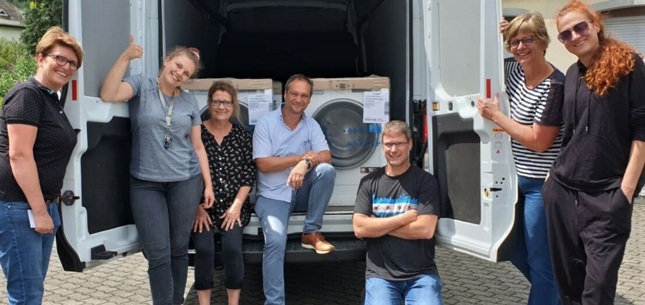 70 neue Waschmaschinen und rund 30 gebrauchte Trockner, Kühlschränke und Waschmaschinen sowie viele weitere unbürokratische Hilfen konnten durch die von Pater Andreas Müller von den Vinzentinern (Foto oben: 3.v.r) gesammelten Spendengelder den betroffenen Familien ausgehändigt werden. Die vielen Helfer sorgten für die Verteilung der Sach- und Essenspenden halfen bei der Müllbeseitigung und standen immer wieder auch als Ansprechpartner zur Verfügung. Anwohner Stefan Ludes (Foto unten, 2.v.r.) berichtete dem Wochenspiegel auf Anfrage. Fotos: Walburga Gerhards