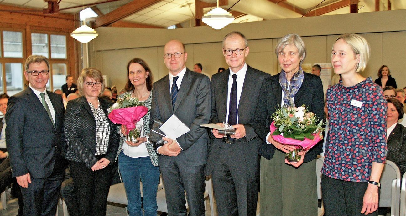 (v.l.): Dr. Günter Merschbächer (ctt-Vorstand), Irene Baranowsky (Pflegedirektorin), Dr. Birgit Petersen, PD Dr. Jörn Zeller, PD Dr. Andreas Hufschmidt, Dr. Christiane Hufschmidt, Ulrike Schnell (Kfm. Direktorin). Foto: Verbundkrankenhaus
