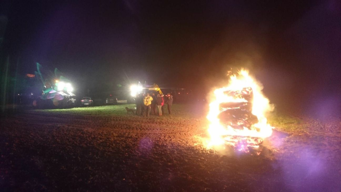 An vielen Orten der Eifel, wie hier in Keldenich, versammelten sich Landwirte zum flammenden Protest. Foto: Privat