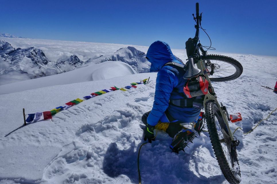 Mit dem Mountainbike huckepack bestieg der Euskirchener Sascha Beselt den Mera Peak (6.461 Meter) im Himalaya. Dort schenkte er seiner 2020 verstorbenen Mutter Annegret den Abschied, den er sich für sie wünschte. Foto: Sascha Beselt