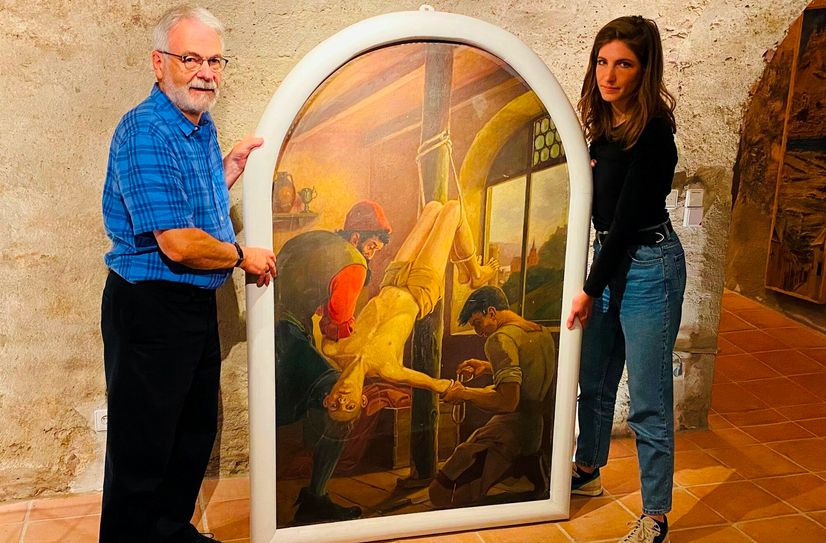 Dr. Walter Karbach und Carolin Manns beim Aufbau der Ausstellung im Gewölbekeller des Stadtmuseums Oberwesel. 
Es werden über 60 Altarbilder, Statuen, Reliquiare und Dokumente im gesamten Museum gezeigt.