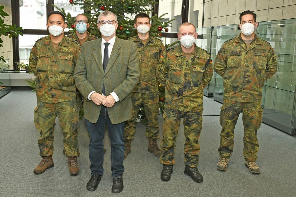 Landrat Dr. Alexander Saftig gemeinsam mit Soldaten der Bundeswehr, die das Gesundheitsamt im Kreishaus unterstützen.