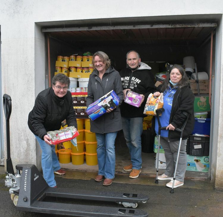 Wenn es etwas zu tun gibt, scheuen Heidi Fuchs (v.l.), Manuela Hoffmann, Hans-Dieter Budick und Luise Budick nicht davor anzupacken. Foto: Mager