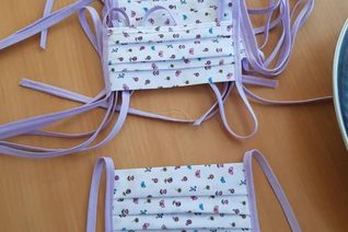 Solcher Mundschutz wird aktuell in vielfacher Menge von Hobbynähern in der Eifel hergestellt. Foto: Huppenbroich