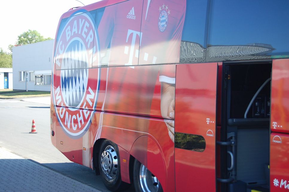 Busfahrer Michael Lauerbach vor und in einem "seiner" Busse. Stolz ist man auch unter der Goodyear-Dunlop-Belegschaft, für den FC Bayern produzieren zu können. Fotos (8): Andreas Arens