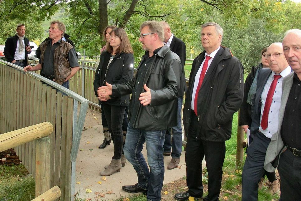 Auch die rheinland-pfälzische Umweltministerin Ulrike Höfken (fünfte von rechts) machte sich ein Bild vom renaturierten Schantelbach in Leiwen.  Foto: Steinmetz