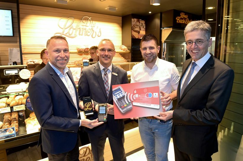Freuen sich über den neuen Service in den  164 Bäckereifachgeschäften von „Die Lohner‘s“ in der Region: v.l: Helmut Moll als Geschäftsführer der Bäckerei „Die Lohner‘s“, Marco Göbel als Kundenberater „Payment“ bei der KSK Mayen, Johannes Eiffler als Assistent der Geschäftsleitung bei „Die Lohner‘s“ und KSK-Vorstandsvorsitzender Karl-Josef Esch. Foto: KSK