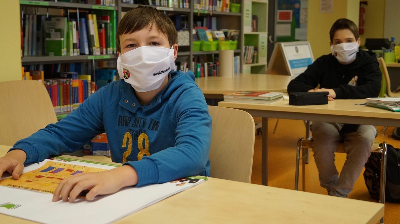 Auf Abstand und mit Maske: Seit Montag sind die Schulen wieder für Schüler aus Prüfungs- oder Abschlussklassen geöffnet. Foto: Schönhofen