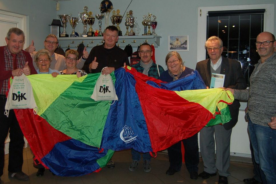 Rainald Kauer (rechts) überreichte den Vereinsvertretern speziell angefertigte Schwungtücher.                 Foto: Arens