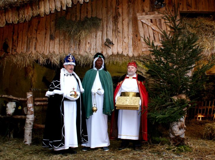Feierstunde zum traurigen Anlass: Bernhard Stein wurde zum Ehrenmitglied des Krippenvereins ernannt. Er war seit 1993 Mitglied, war Geschäftsführer, einige Jahre Vorsitzender und Spielleiter. Er trat viele Jahre als Ersatzspieler auf und war seit 1998 bei fast jedem Krippenspiel einer der drei Könige (r.)