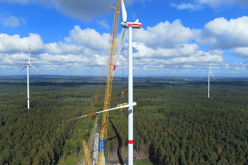 Die Riesen ragen aus dem Wald: Doch die fünf Windkraftanlagen im Münsterwald nehmen »nur« 0,6 Prozent der Fläche in Anspruch und erzeugen »grünen Strom« für 12.500 Haushalte. Foto: STAWAG/Bernd Stuhlmann
