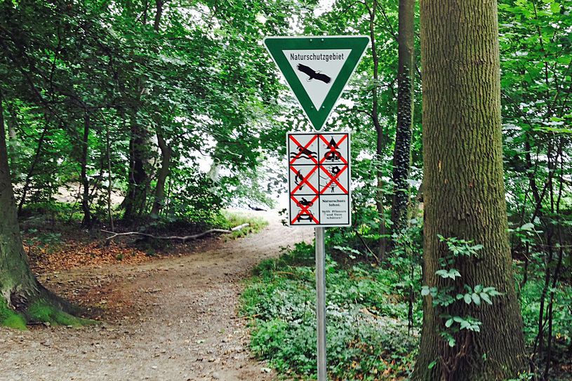 Die ergänzende Beschilderung macht klar: Schwimmen, Campen, offenes Feuer, das Pflücken von Pflanzen und das Befahren sind zum Schutz der Natur verboten. Foto: Kreisverwaltung