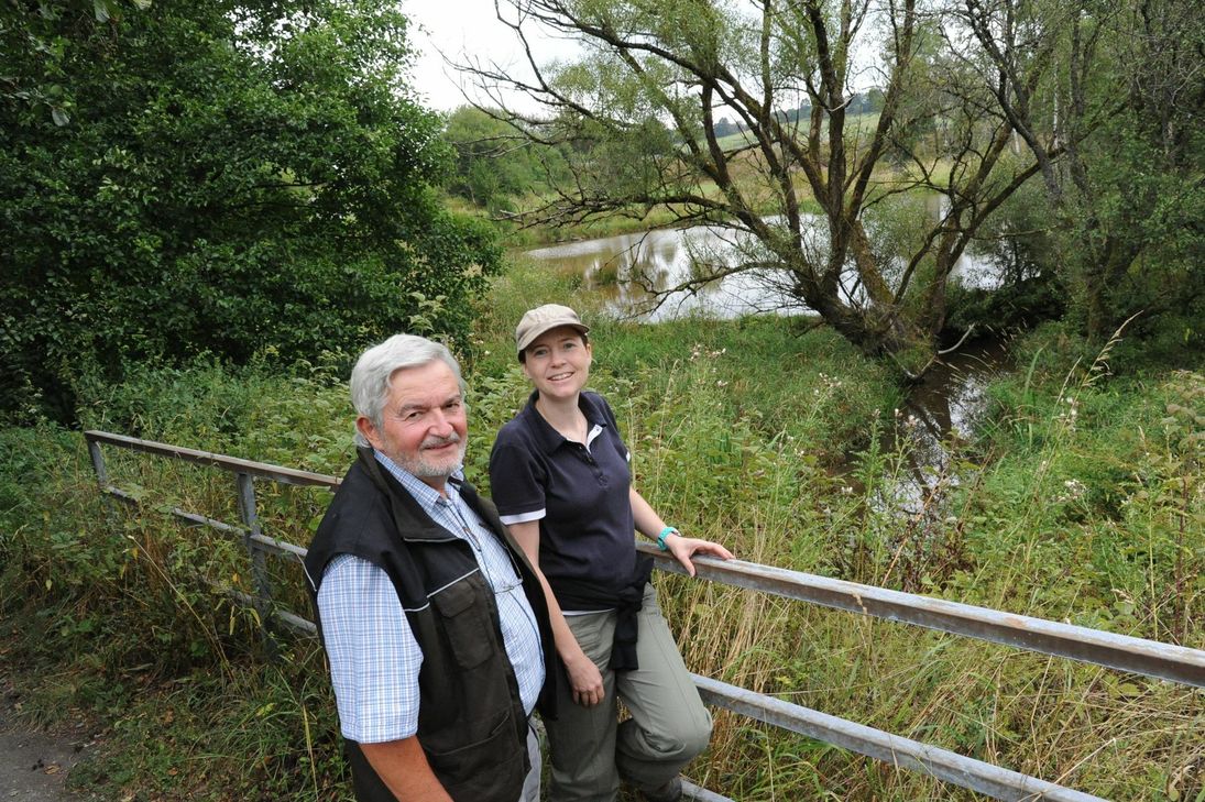 Ein Biber hat unverkennbar seine Spuren hinterlassen an dem in der Nähe des Grimburger Hofs im Wadriltal stehenden Apfelbaum. Foto: Schmieder