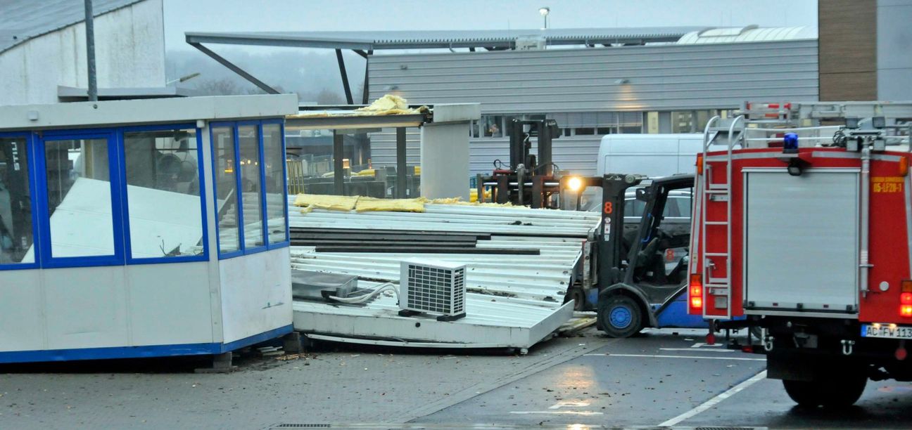 Der ehemalige "Schalter" am Simmerather Baumarkt brach wegen unsachgemäßer Demontage zusammen und begrub den Arbeiter unter sich. Foto: psm