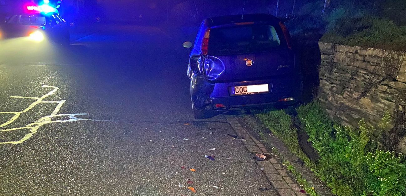 Dieser geparkte Kleinwagen wurde in der Merler Straße in Zell von einem vorbeifahrenden SUV beschädigt.