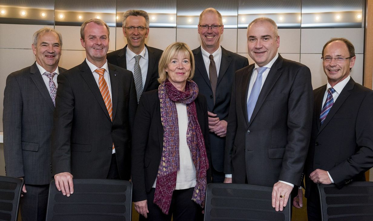 Tauschten sich aus (von links): Franz-Rolf Hermes, Vorstand der Raiffeisenbank Westeifel eG, Konrad Breul, Vorstand der Raiffeisenbank Neustadt eG, Erik Gregori, Vorstand der Volksbank Hunsrück-Nahe eG, Doris Ahnen, Finanzministerin des Landes Rheinland-Pfalz, Wilhelm Höser, Vorstandssprecher der Westerwald Bank eG, Ralf W. Barkey, Vorstandsvorsitzender des RWGV und Alfred Jakobs, Vorstand der Volksbank Rheinböllen eG.