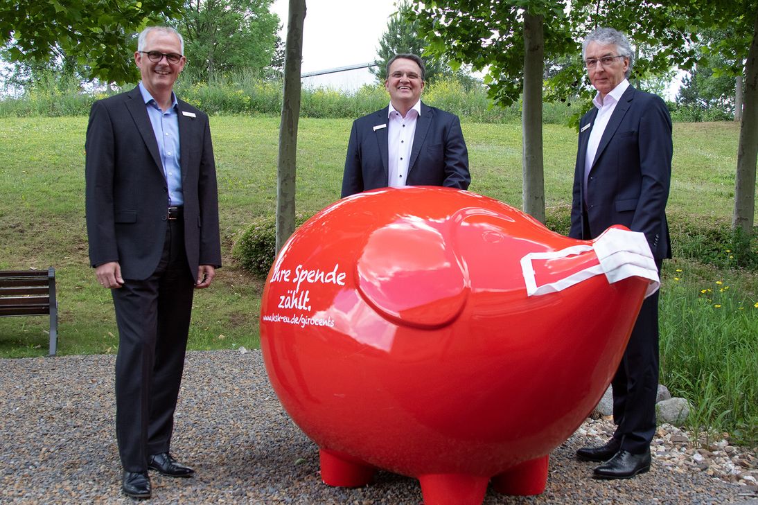 Auch in der Corona-Krise bietet „GiroCents“ Geldsegen für Vereine und Institutionen, ermöglicht durch den Vorstand der Kreissparkasse Euskirchen: Holger Glück (v.l.), Udo Becker (Vorsitzender) und Hartmut Cremer. Pandemiebedingt musste die sonst übliche Übergabefeier diesmal ausfallen. Bild: Tameer Gunnar Eden/Eifeler Presse Agentur/epa