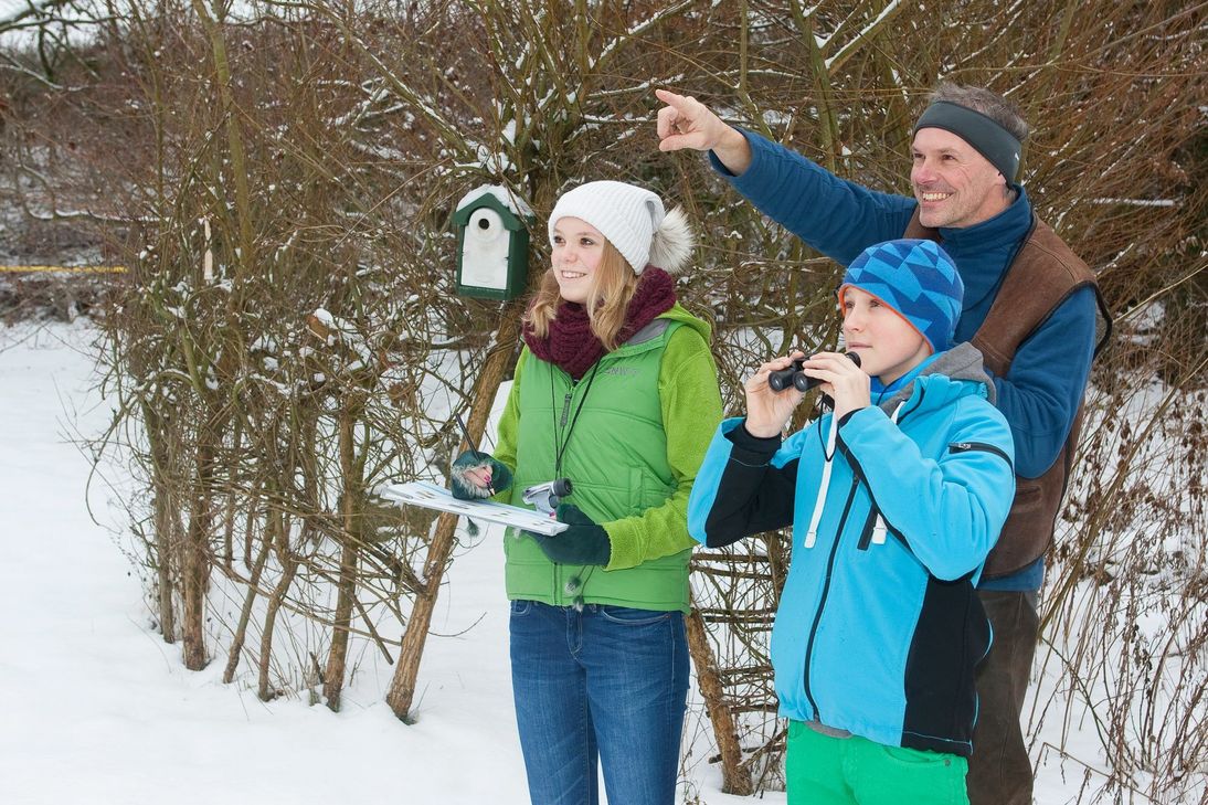 Vogelbeobachtung im Winter. Foto: Frank Hecker/NABU