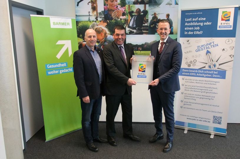 Landrat Joachim Streit, Frank Schlöder (BARMER) und Markus Pfeifer (Regionalmarke EIFEL), bei der Verleihung der Mitgliedsplakette. Foto: RME