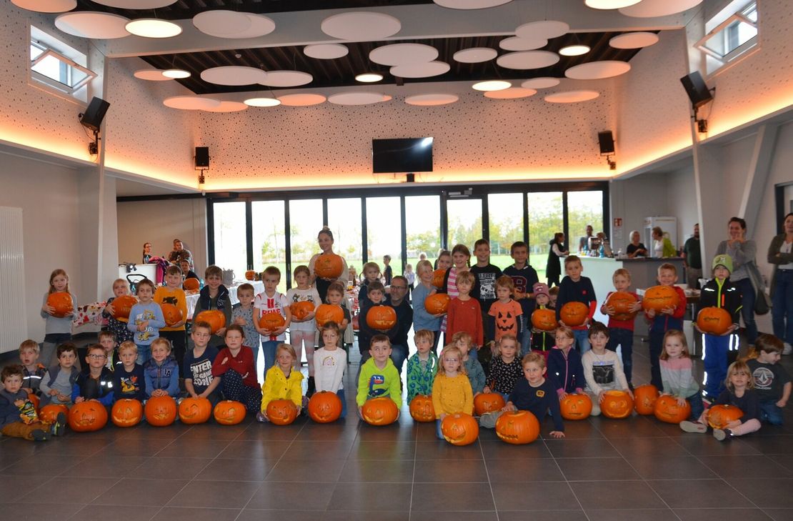 Rund 50 kleine Künstler machten im Kesternicher Dorfgemeinschaftshaus aus Kürbissen leuchtende Halloween-Figuren. Foto: T. Förster