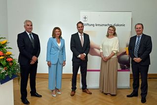 Offizielle Begrüßung des neuen Chefarztes Dr. Erik Rothenbach (Mitte) durch Vorstand der Stiftung kreuznacher diakonie und Direktorium der Hunsrück Klinik (v.l.) Dr. Dennis Göbel, Dr. Elena Ribel, Kristina Theodoropoulos und Rainer Frischmann. (Foto: Hunsrück Klinik)