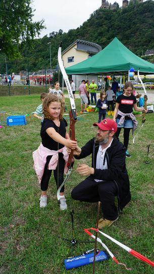 Ein besonderer Sportmix wartet auf euch am Sonntag in Oberwesel: Entspannung und Fitness bei den Workshops im Stadtgarten sowie Spiel und Spaß an den zehn Mitmachstationen im Stadtgebiet, darunter auch Bogenschießen.