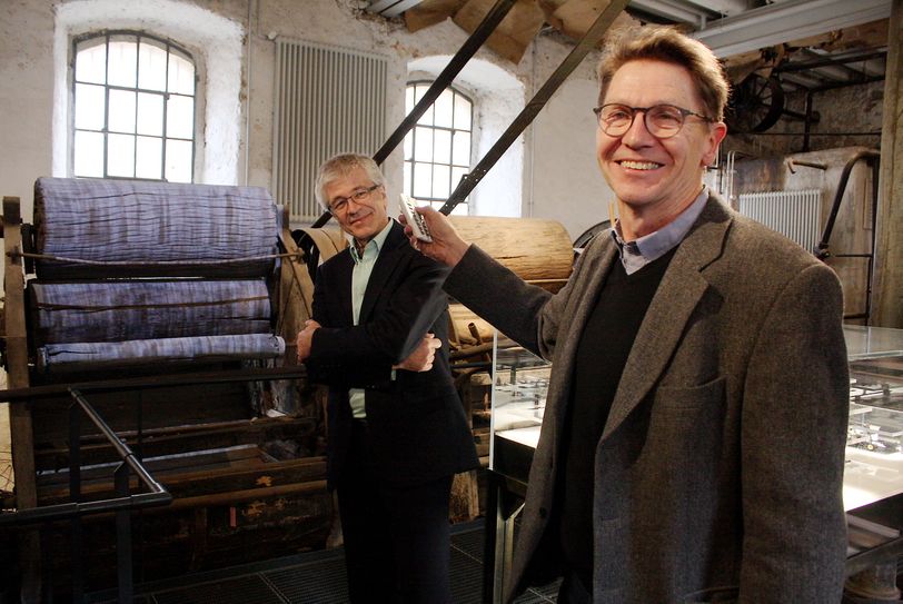 Per Knopfdruck können Detlef Stender (r.), Leiter der Tuchfabrik Müller, und Dr. Walter Hauser, Direktor des LVR-Industriemuseums, eine alte Waschmaschine mit einer Projektion von plätscherndem Wasser scheinbar wieder in Gang setzen. Foto: ProfiPress