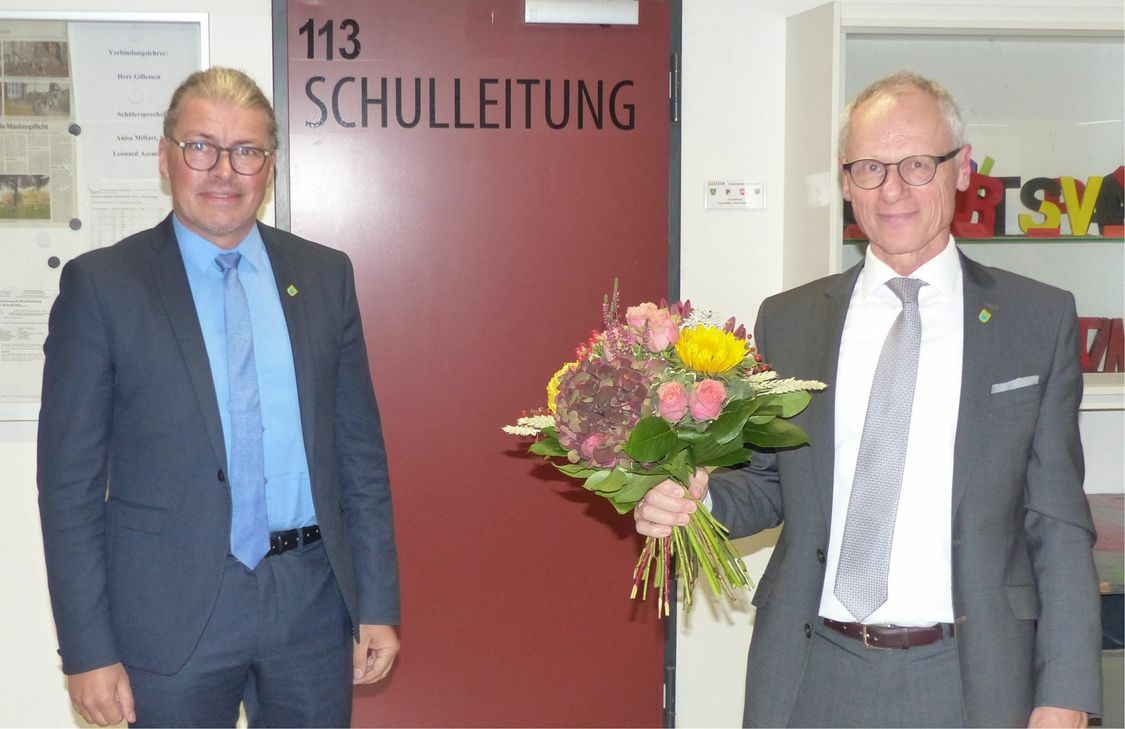 Blumen und Dankesworte gab es für Karl-Heinz Hermanns von Bernd Goffart zum Abschied. Foto: Hoffmann