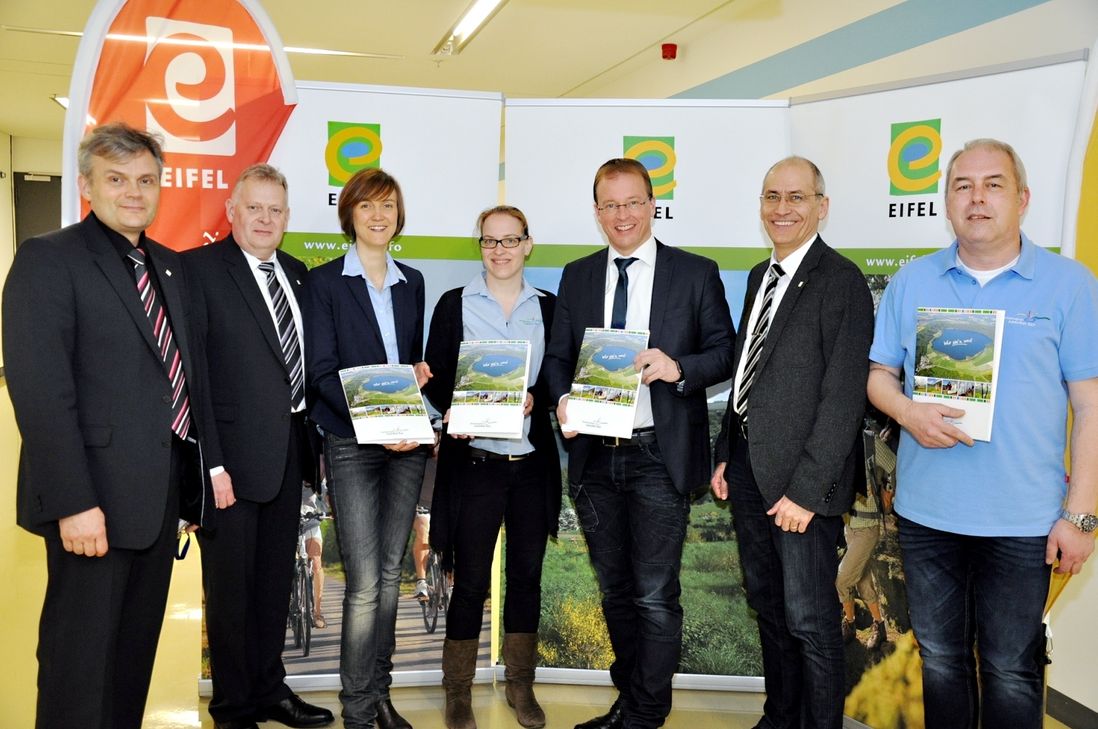 Freude über steigende Gästezahlen in der "Ferienregion Laacher See" (von links): Wolfgang Reh und Hibbo Tammena (Eifeltourismus GmbH), Sarah Radermacher, Annika Brinkmann, Jörg Lempertz, Armin Seiwert und Frank Neideck (Zweckverband "Ferienregion Laacher See").