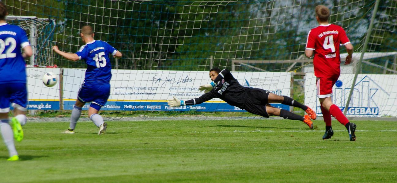 Völlig frei vor dem Tor konnte Yannik Rinker (15) zum 1:0 für Karbach einschieben, Torwart Sanyang war machtlos. Am Ende aber jubelte auch er über den 2:4-Sieg der Pfeddersheimer. (Foto: Arno Boes)