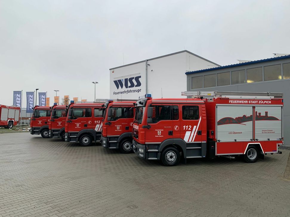 Bei der Firma „WISS Feuerwehrfahrzeuge“ in Herbolzheim konnten Abordnungen der Löschgruppen Bessenich, Dürscheven, Mülheim-Wichterich, Ülpenich und Weiler in der Ebene ihre neuen Mehrzwecklöschfahrzeuge (MLF) in Empfang nehmen. Foto: Freiwillige Feuerwehr Zülpich
