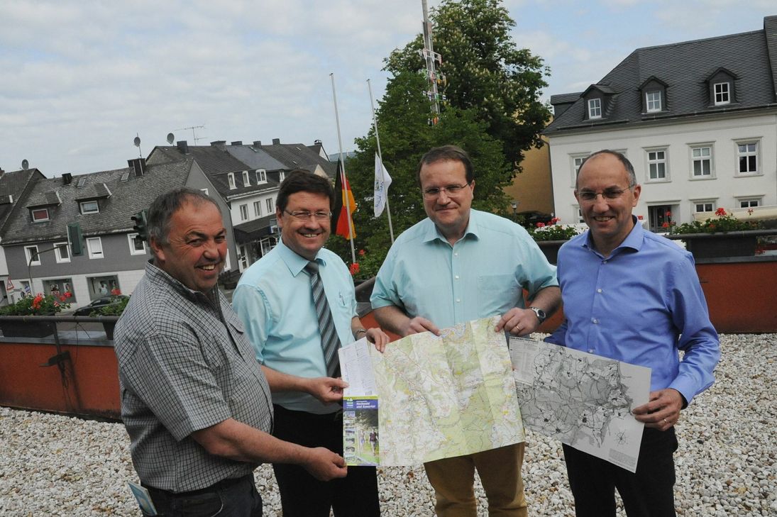 Die Mitglieder des Vereins Erholungsgebiet Hochwald zwischen Mosel und Saar kooperieren seit 50 Jahren. Im Bild (von links): Wanderwegewart Andreas Ludwig, die Bürgermeister Michael Hülpes, VG Hermeskeil, als Vorsitzender und Martin Alten, VG Kell am See, als Geschäftsführer, sowie sein Büroleiter Norbert Willems. Es fehlt Karl-Heinrich Ewald, Erster Beigeordneter der VG Ruwer. Foto: Schmieder
