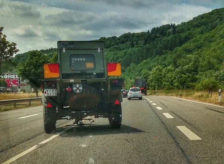 Ein Bundeswehr-Konvoi verlor kurz vor dem Altenbergtunnel einen Anhänger. Foto: S. Schmitt