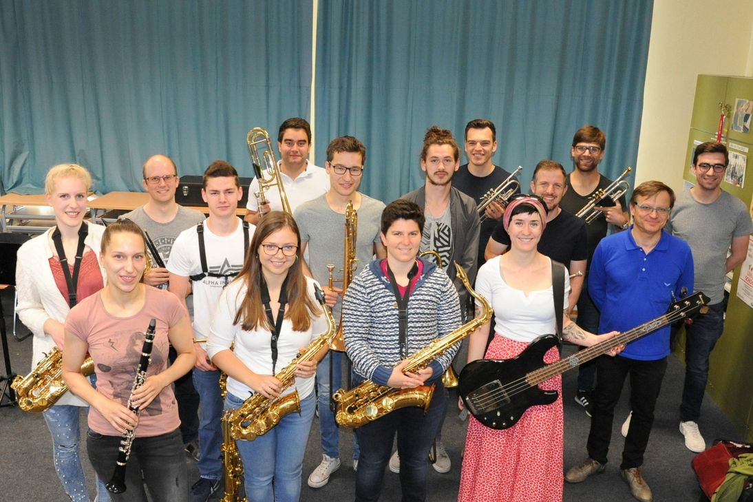 Lehrer Stefan Butterbach (2.v.r.) mit Ehemaligen verschiedener Big-Band-Generationen, die nun teils nach etlichen Jahren Pause gemeinsam für das Konzert "20 Jahre Laid Back" proben. Foto: Schmieder