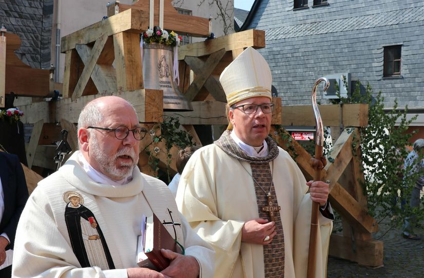 Bischof Dr. Stephan Ackermann (rechts) gemeinsam bei der Glockenweihe mit Pfarrer Ludwig Krag.