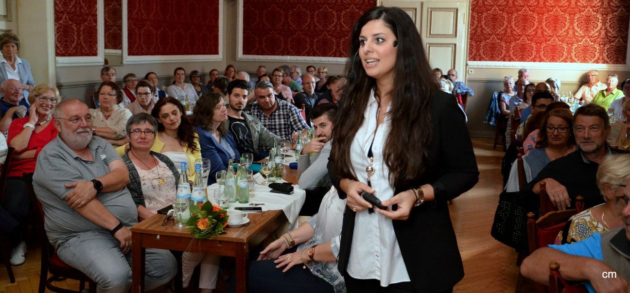 „Ich bin Wittlicherin und komme aus Griechenland“. Vor vollem Haus erzählte Frau Nfatopoulos mit viel Witz und Humor vom Leben mit zwei Kulturen in zwei Ländern. Foto: FF