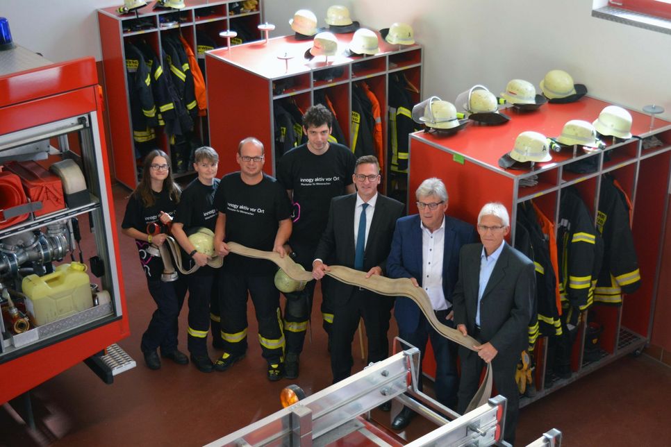 Die Kameraden der Freiwilligen Feuerwehr in Morscheid freuen sich: die Mitarbeiterinnen und Mitarbeiter von innogy haben das ehrenamtliche Engagement der Helfer beim Bau von Feuerwehrspinden zum „innogy aktiv vor Ort-Projekt des Jahres 2016“ gewählt. Foto: FF
