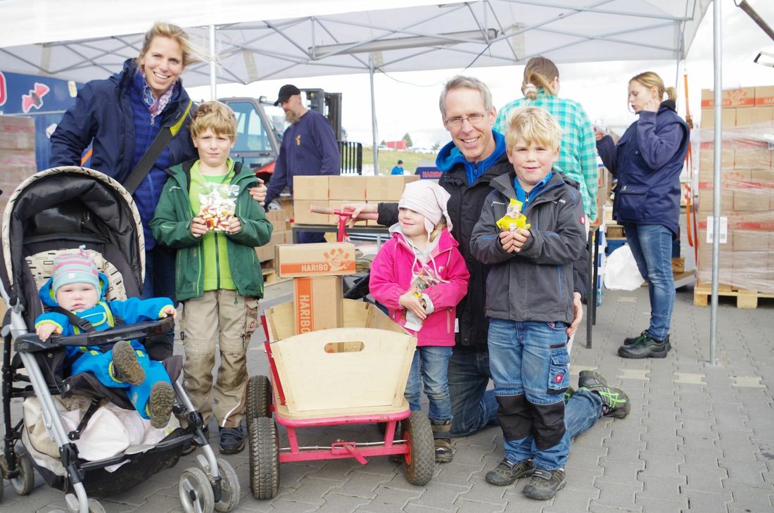 Mit den Freunden teilt Familie Cramer aus Nideggen-Embken ihre Beute.