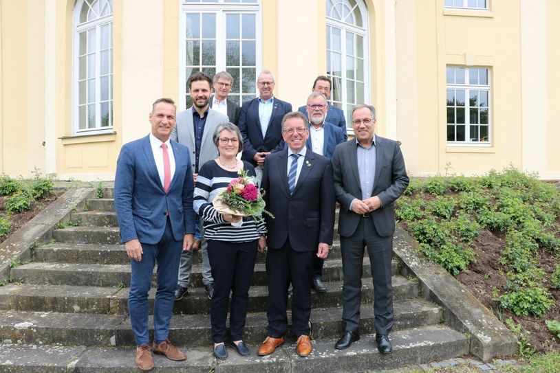 Vorne: Bürgermeister Joachim Rodenkirch, Maria und Joachim Schiffer, Landrat Gregor Eibes.Hinten: Ortsvorsteher Klein, Ernst Schmitt, Stephan von St. Vith, Norbert Sartoris, Karl-Josef Schiffer