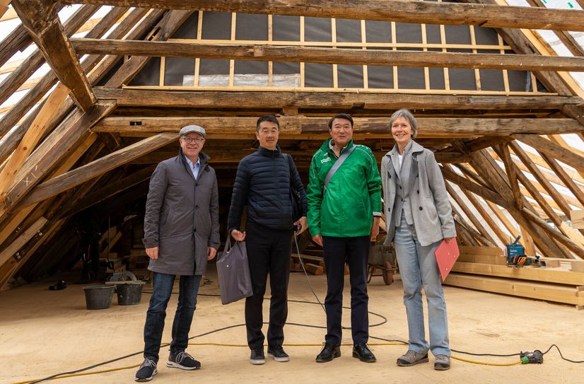Auch die Baustelle des Karmelitergebäudes in Boppard wurde besichtigt. Mit dabei waren (von links): Jörg Haseneier, Bürgermeister der Stadt Boppard, Masayoshi Kusano, Abteilungsleiter für internationale Beziehungen bei der Stadt Ome, Keiichi Hamanaka, Bürgermeister von Ome, Angela Wolf, Sachgebietsleiterin im Bauamt der Stadt Boppard.