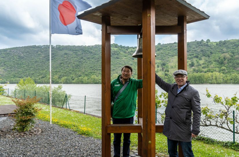 Omes Bürgermeister Keiichi Hamanaka (links) läutete gemeinsam mit Boppards Bürgermeister Jörg Haseneier die Partnerschaftsglocke in der Gartenanlage als Zeichen der Verbundenheit und Freundschaft der beiden Städte.