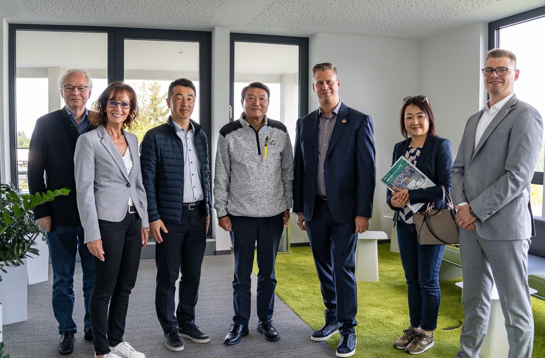 Die Gäste aus der japanischen Partnerstadt Ome bei der Unternehmensbesichtigung in der Firmenzentrale der Ehrhardt Partner Group im Industriegebiet Hellerwald.