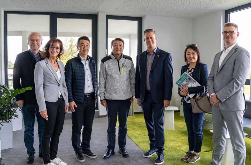 Die Gäste aus der japanischen Partnerstadt Ome bei der Unternehmensbesichtigung in der Firmenzentrale der Ehrhardt Partner Group im Industriegebiet Hellerwald.